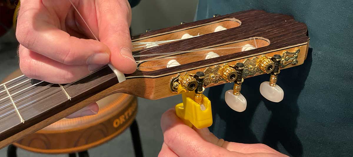 Hoe vervang ik de nylon snaren van mijn klassieke gitaar?