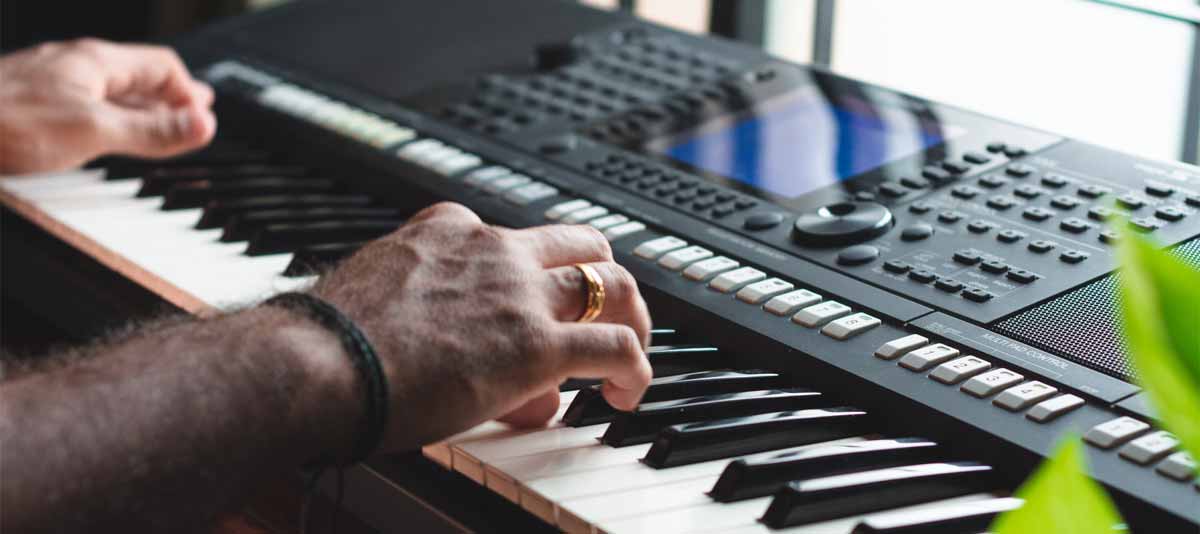 Wat is het verschil tussen een keyboard en een synthesizer?