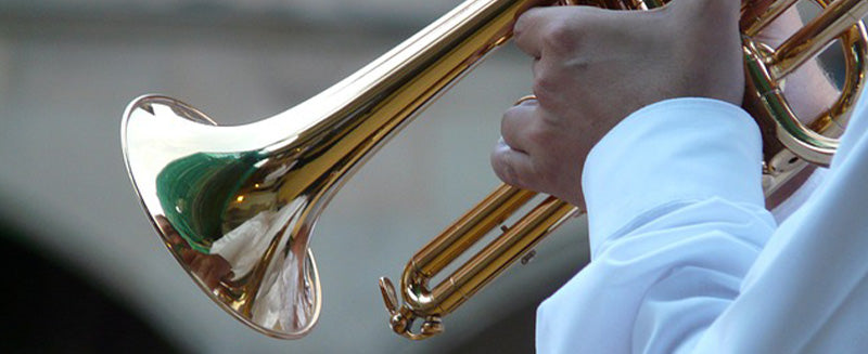 Tien verschillende koperen blaasinstrumenten: de verschillen en overeenkomsten