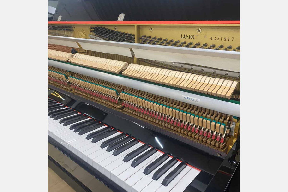 Yamaha LU-101 Hoogglans Zwart Piano