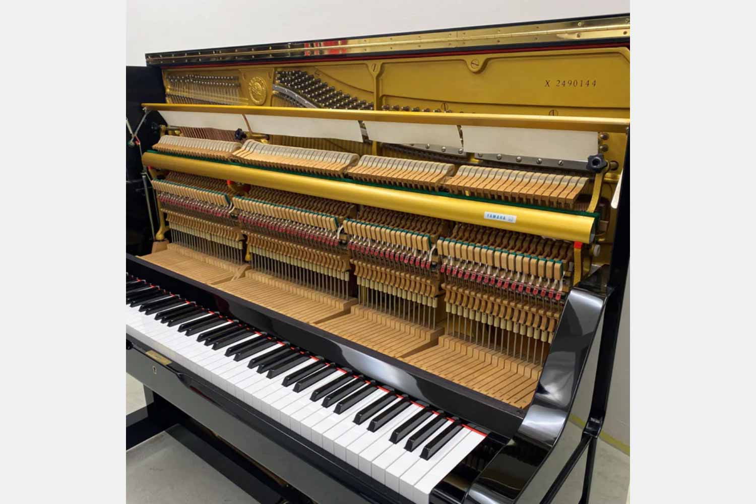 Yamaha UX Zwart Hoogglans Piano