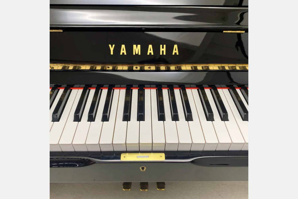 Yamaha UX Zwart Hoogglans Piano