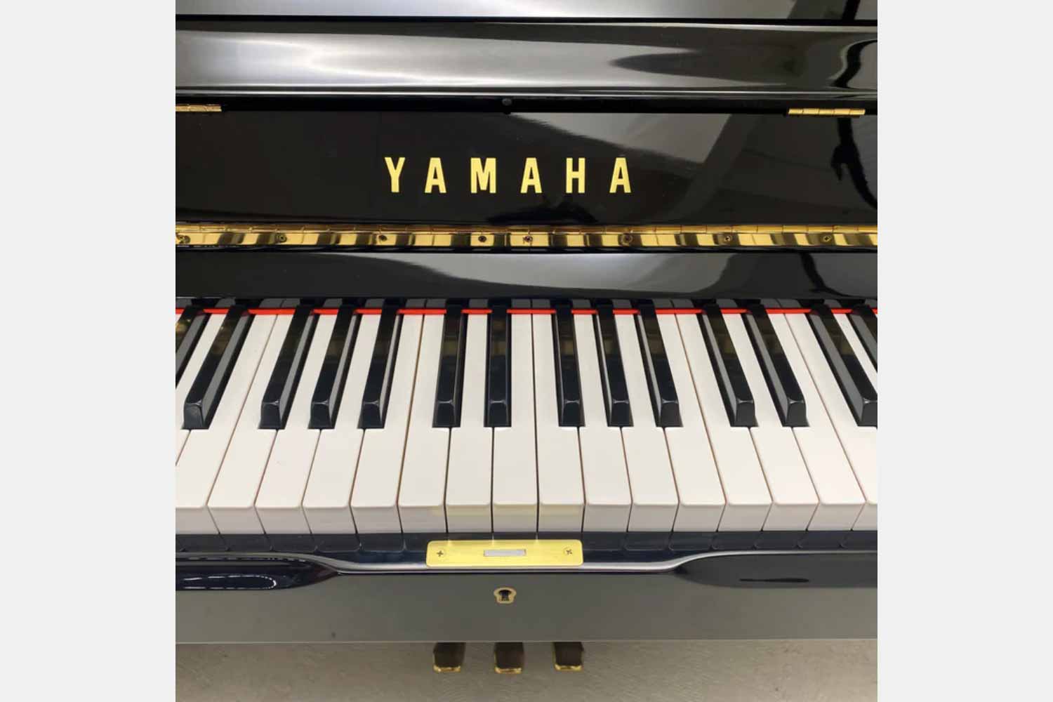 Yamaha UX Zwart Hoogglans Piano